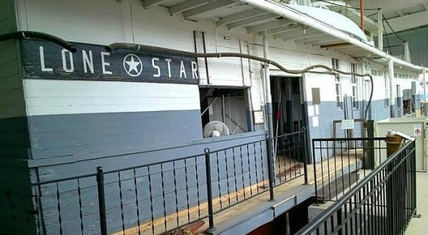 The Last Wooden-Hull Sternwheeler, Iowa’s Lone Star Steamer Is A True Feat Of Engineering