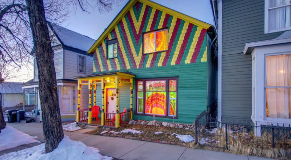 The Hippie House Is A Groovy 1970s-Themed Airbnb Right Here In Colorado