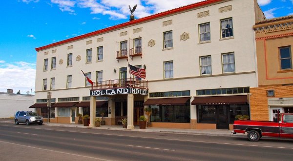 This Historic Texas Hotel In The Middle Of Nowhere Offers An Unforgettable Overnight Stay