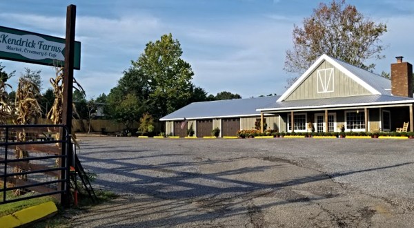 Nestled Inside A Farmers Market, This Tiny Alabama Cafe Is An Enchanting Day Trip Destination