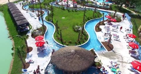 This Resort-Waterpark In Louisiana With Its Own Swim-Up Bar Will Make Your Summer Spectacular