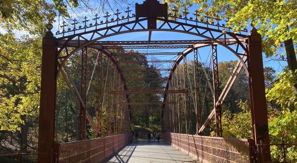 The Beautiful Bridge Hike In Connecticut That Will Completely Mesmerize You