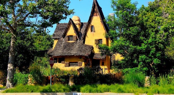 Few People Know There’s A Witch’s House Hidden Along The Freeway In Southern California