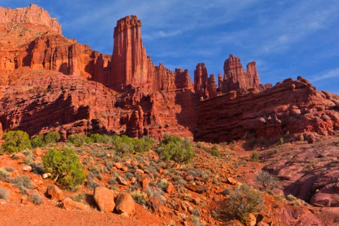 Hike Through The Most Bizarre Landscapes And See 900-Foot Tall Rock Formations On This Utah Trail