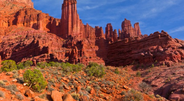 Hike Through The Most Bizarre Landscapes And See 900-Foot Tall Rock Formations On This Utah Trail