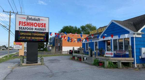 Feast On Crab Caught Straight From The Chesapeake Bay At This Delaware Seafood Shack