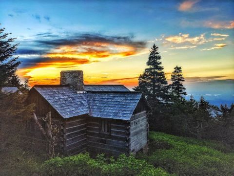 Wake Up On Top Of A Mountain At The LeConte Lodge In Tennessee