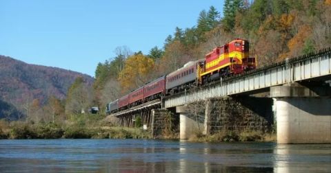 This 50-Mile Train Ride Is The Most Relaxing Way To Enjoy Tennessee Scenery