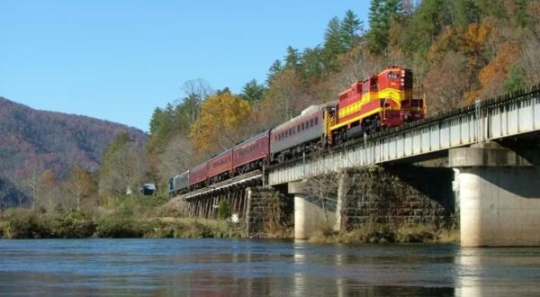 This 50-Mile Train Ride Is The Most Relaxing Way To Enjoy Tennessee Scenery