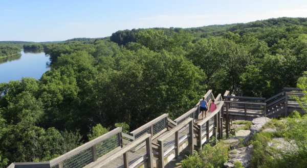 11 Incredible Hikes Under 5 Miles Everyone In Illinois Should Take