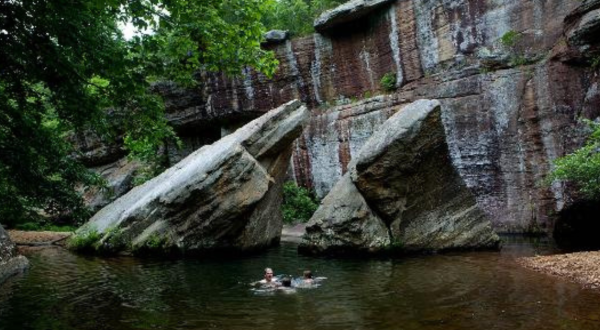 The Hike To This Gorgeous Illinois Swimming Hole Is Everything You Could Imagine