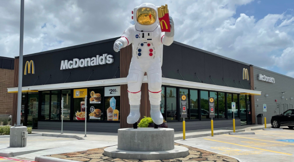 This Giant Astronaut In Front Of A Texas McDonald’s Is An Out-Of-This-World Photo-Op