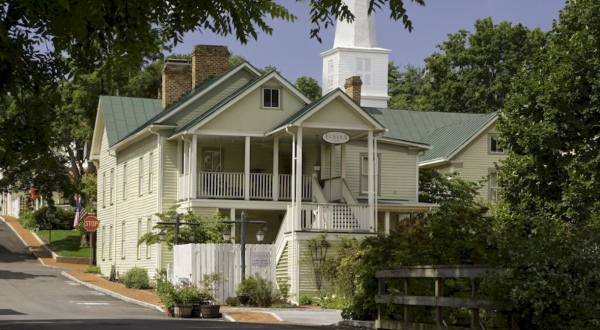 Stay Overnight In The Historic Eureka Inn, An Allegedly Haunted Spot In Tennessee