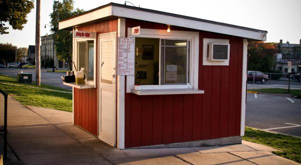 People Drive From All Over Wisconsin To Eat At This Tiny But Legendary Hamburger Stand
