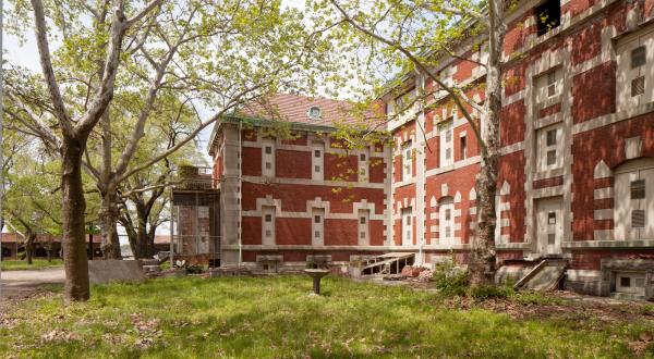 The Abandoned Ellis Island Hospital In New Jersey Is One Of The Eeriest Places In America