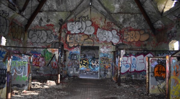 The Abandoned Brenton Point Stables In Rhode Island Is One Of The Eeriest Places In America