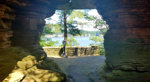The Sandstone Formations In the Wisconsin’s Dells Valley Look Like Something From Another Planet