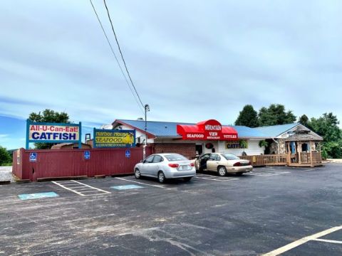 Feast On Fried Seafood At This Unassuming But Amazing Roadside Stop In Tennessee