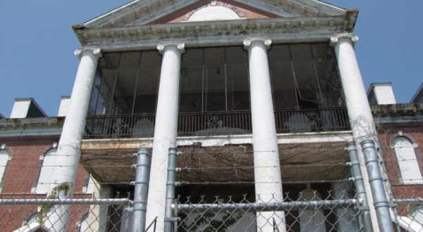 This Abandoned Virginia Hospital Is Thought To Be One Of The Most Haunted Places On Earth