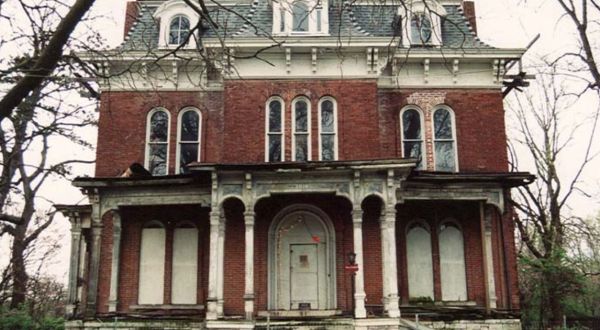 The Story Behind Illinois’ Most Haunted House Will Give You Nightmares
