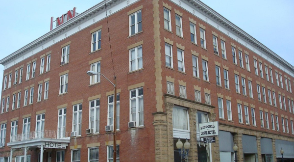 Stay Overnight In A 120-Year-Old Hotel That’s Said To Be Haunted At The Lowe Hotel In West Virginia