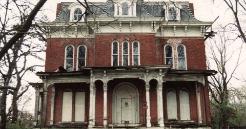 9 Terrifying Reasons Illinois Just Might Be The Most Haunted State In America