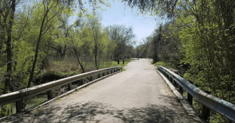 The Story Behind The Haunted Donkey Lady Bridge In Texas Will Send Chills Down Your Spine