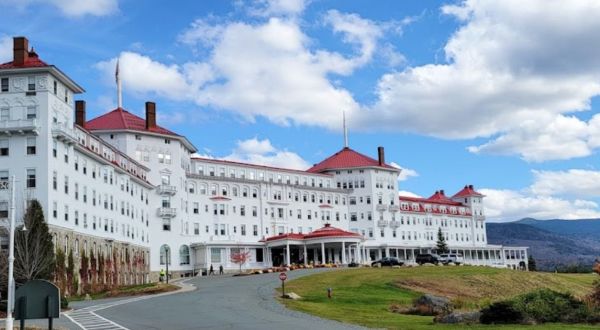 The Story Behind This Haunted Hotel In New Hampshire Is Truly Creepy