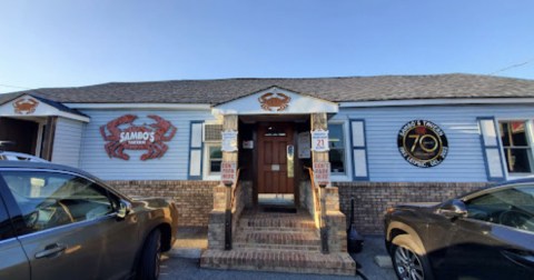 People Drive From All Over Delaware To Eat At This Tiny But Legendary Crab Shack