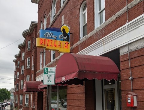 People Drive From All Over New Hampshire To Eat At This Tiny But Legendary Pizzeria