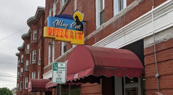 People Drive From All Over New Hampshire To Eat At This Tiny But Legendary Pizzeria