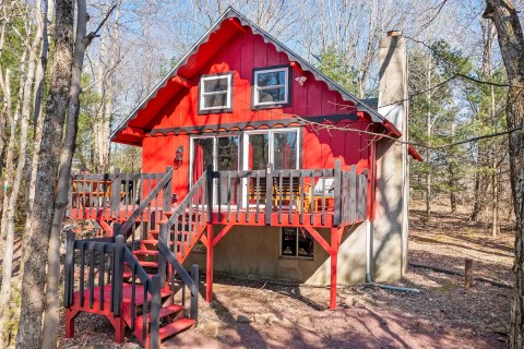 The Whole Family Will Love A Visit To This Adorable Lakeside Cabin In Pennsylvania