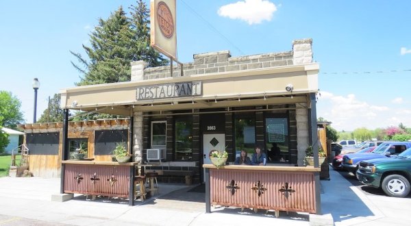 People Drive From All Over Idaho To Eat At This Tiny But Legendary Steakhouse
