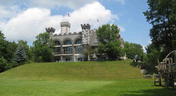 There Is A Majestic Castle In New Hampshire You Can Actually Spend The Night In