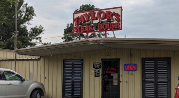 People Drive From All Over Arkansas To Eat At This Tiny But Legendary Steakhouse