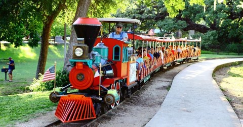 This Miniature Train Ride Through A Scenic Park In Texas Is Fun For The Whole Family
