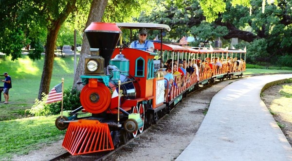 This Miniature Train Ride Through A Scenic Park In Texas Is Fun For The Whole Family