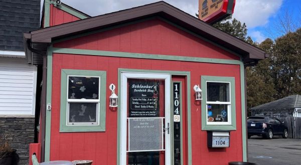 People Drive From All Over Michigan To Eat At This Tiny But Legendary Burger Joint