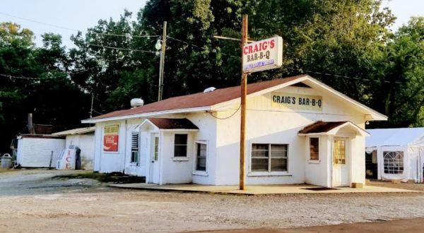 Feast On Mouthwatering BBQ At This Unassuming But Amazing Roadside Stop In Arkansas