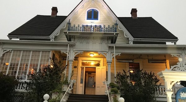 Stay Overnight In The 140 Year-Old MacCallum House Inn, An Allegedly Haunted Spot In Northern California
