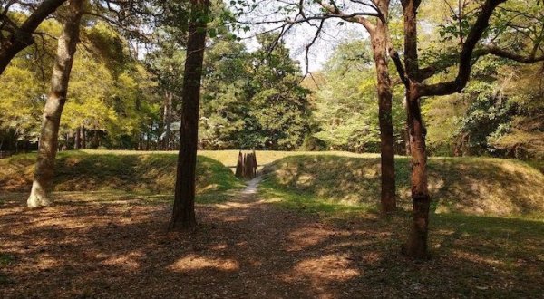 There Are Massive Earthworks Hiding In The Small Town Of Manteo, North Carolina, And The History Is Fascinating