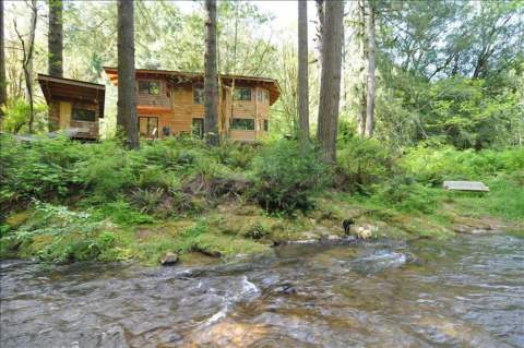 This Creekside VRBO In Oregon Is One Of The Coolest Places To Spend The Night