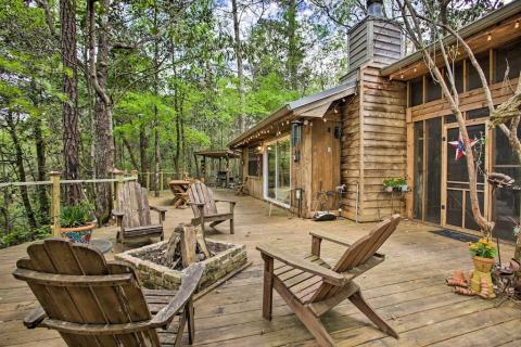This 550-Square-Foot Cabin VRBO In Mississippi Is One Of The Coolest Places To Spend The Night
