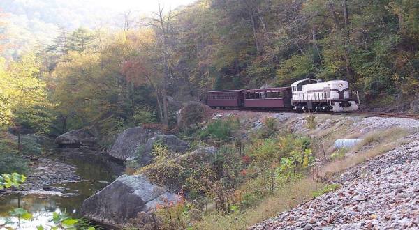 4 Ridiculously Charming Train Rides To Take In Kentucky This Fall