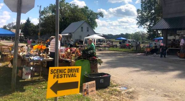 Every Fall, This Tiny Network Of Villages In Iowa Holds The Best Scenic Drive Festival In America
