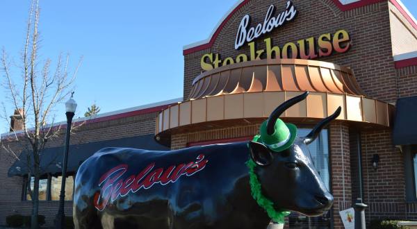 People Drive From All Over Illinois To Eat At This Legendary Steakhouse