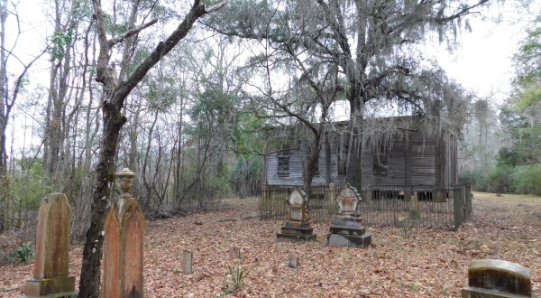 The Story Behind This Small Town Cemetery In Alabama Will Chill You To The Bone