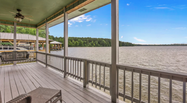 This Floating Cabin VRBO In Louisiana Is One Of The Coolest Places To Spend The Night