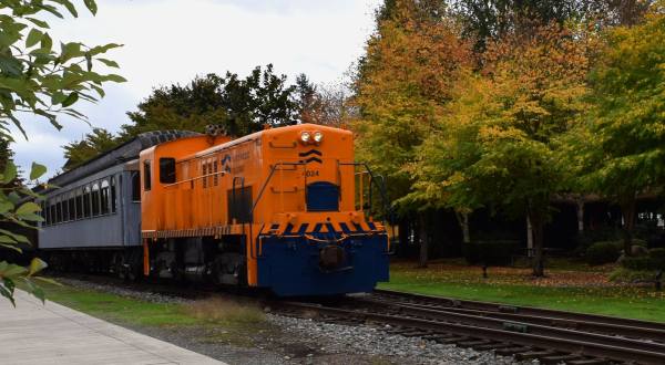 This Washington Train Ride Leads To The Most Stunning Fall Foliage You’ve Ever Seen