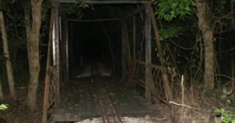 Traveling Down This Haunted Missouri Road Will Give You Nightmares